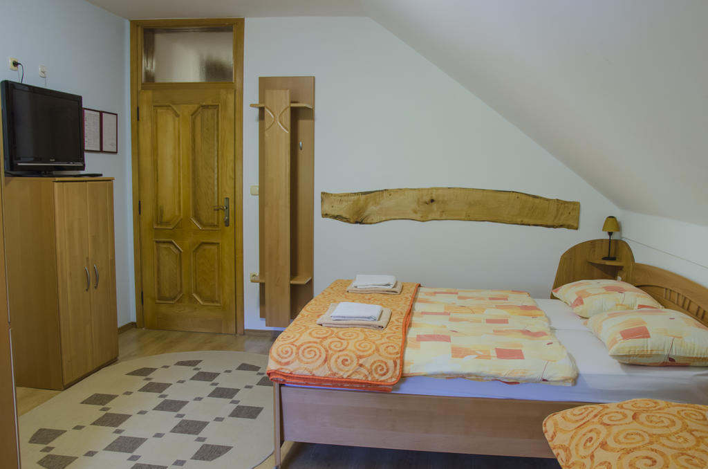 Miskar Rooms Cerknica Szoba fotó